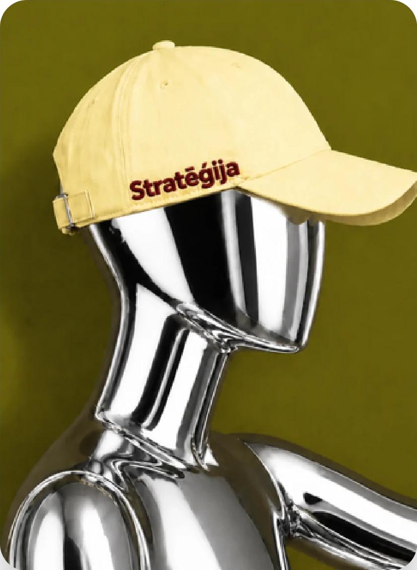 Hromēts manekena galva ar dzeltenu cepuri, uz kuras rakstīts “Stratēģija”
